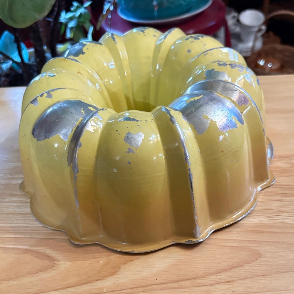 Vintage Nordic Ware Yellow Ombré Bundt Pan – Retro 1970s Kitchen Decor